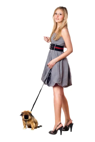 Blondýnka pěšky přes její štěně — Stock fotografie