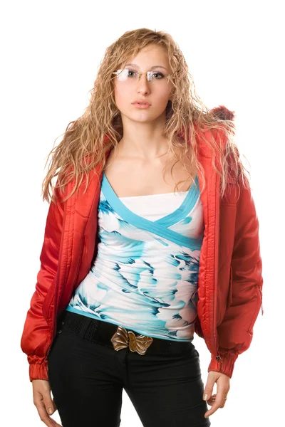 Młoda blondynka sobie okulary w czerwonej kurtce — Zdjęcie stockowe