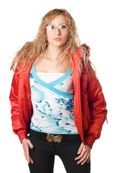 Junge Blondine trägt rote Jacke — Stockfoto