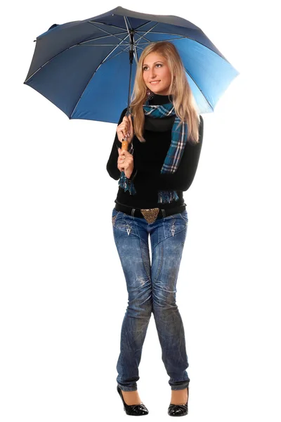 Όμορφη ξανθιά χαμογελώντας με μπλε ομπρέλα — Φωτογραφία Αρχείου