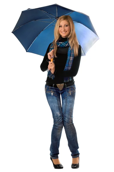 蓝伞的美丽开朗金发 — 图库照片
