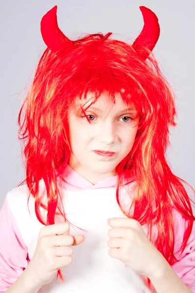Kırmızı peruk küçük boynuzları olan kız — Stok fotoğraf