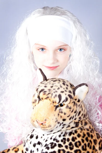 Mädchen mit Perücke und Spielzeug — Stockfoto