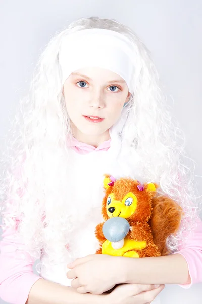 Девушка в парике с игрушкой — стоковое фото