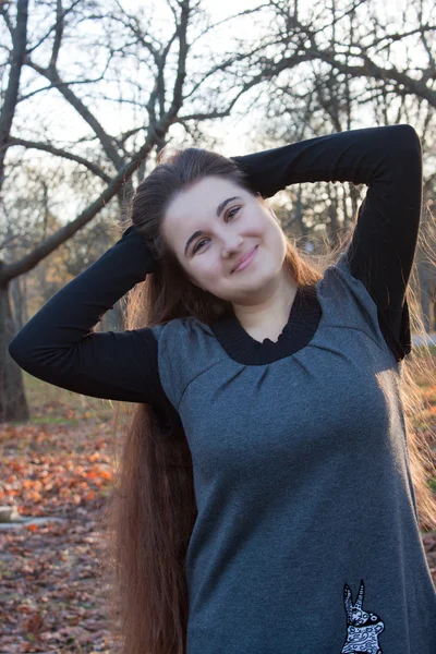 Chica con el pelo largo en el parque — Foto de Stock