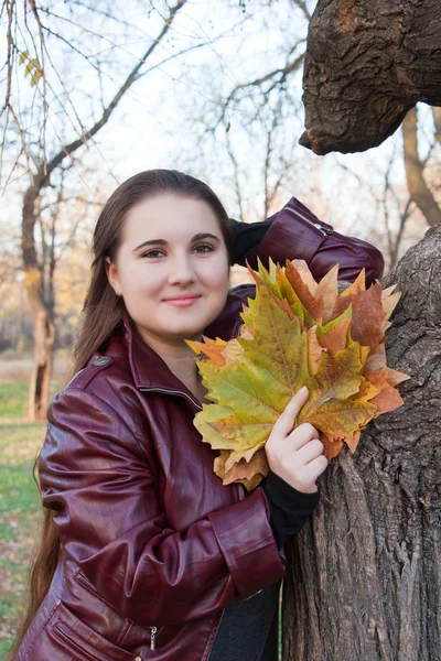Jeune jolie femme dans le parc d'automne — Photo