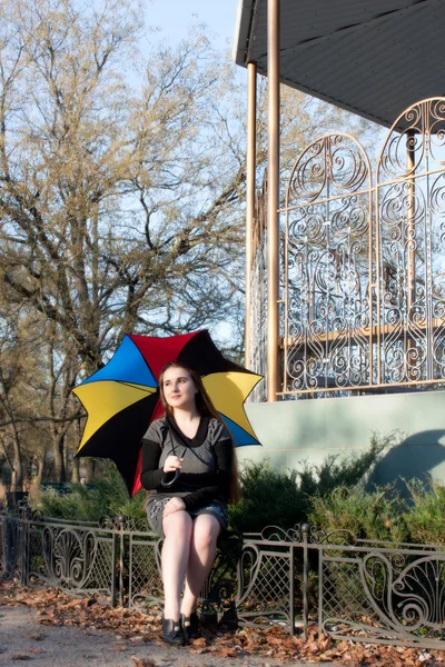 Девушка под зонтиком в парке . — стоковое фото