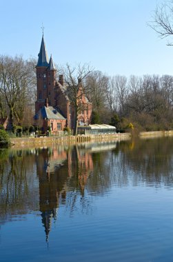 Göl küçük Sarayı yansıtır. Bruges