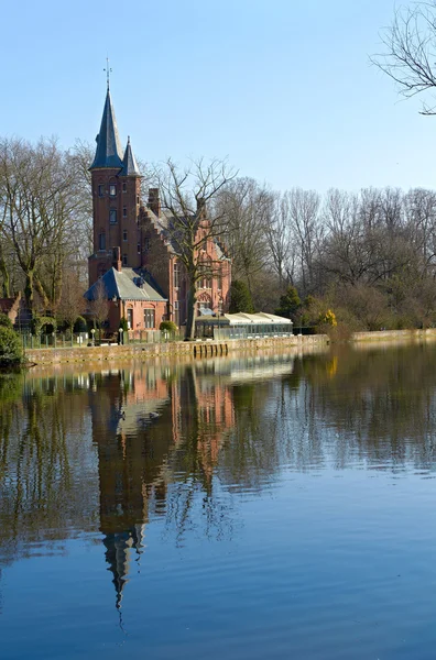 Lake reflects of littel palace. Bruges — Stock Photo, Image