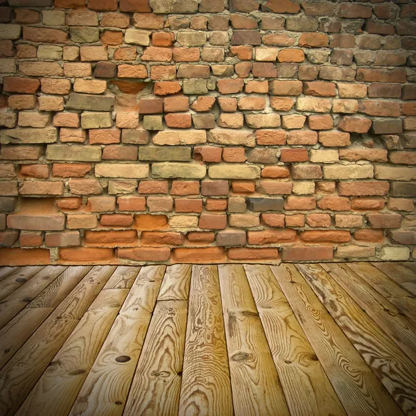 Соснова підлога і цегляна стіна — стокове фото