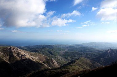 dağlar mavi gökyüzü. Bahar peyzaj