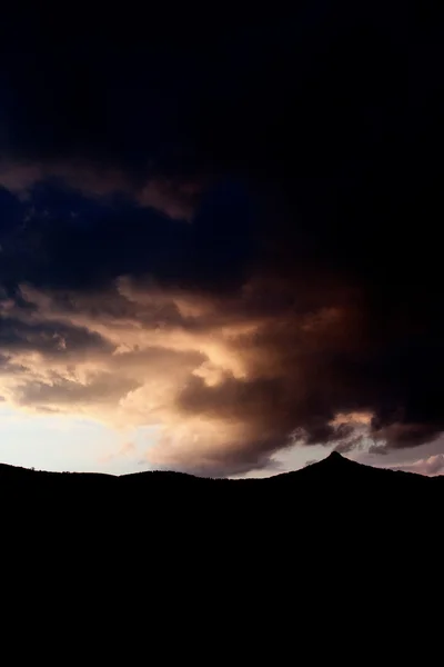 Montañas contra el cielo y puesta de sol fantástica . — Foto de Stock