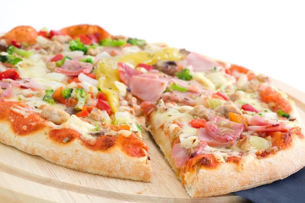 Pizza sobre fondo blanco — Foto de Stock