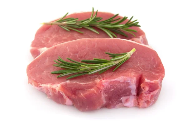 Surové maso s rozmarýnem — Stock fotografie