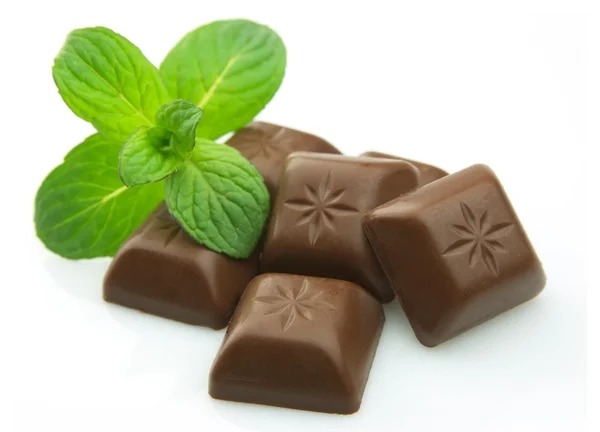Barra de chocolate con menta —  Fotos de Stock