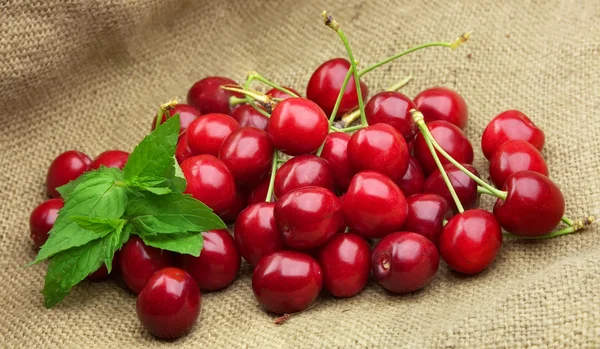 Cherry with mint — Stock Photo, Image