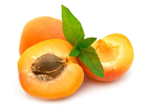 Спелые абрикосы с мятой — стоковое фото