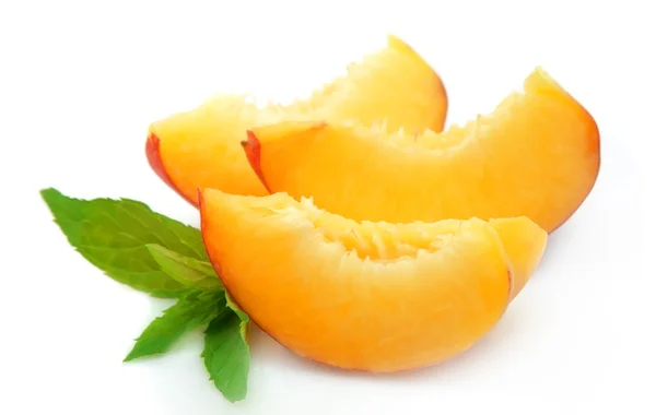 Соковиті шматочки персика з м'ятою — стокове фото