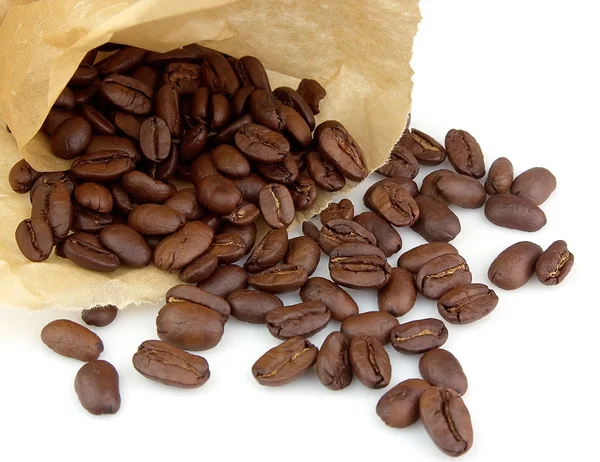 Papiertüte mit Kaffeekörnern — Stockfoto
