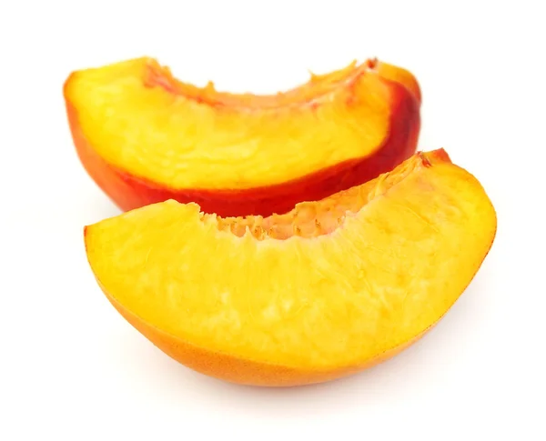 Сочные кусочки персика — стоковое фото