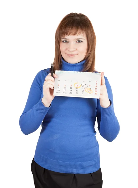 La ragazza sta segnando un giorno sul proprio calendario — Foto Stock