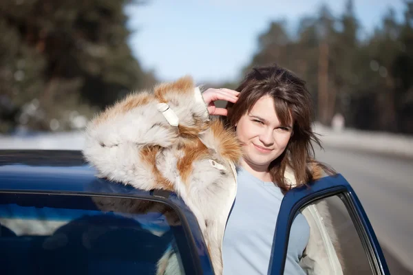 Glad kvinna med hennes bil — Stockfoto