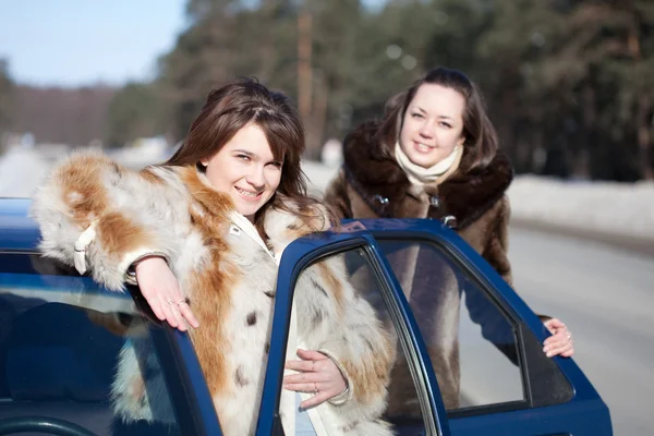 Jovens mulheres com carro — Fotografia de Stock