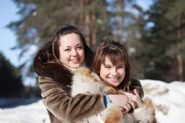 Dvě usmívající dívky v zimě — Stock fotografie