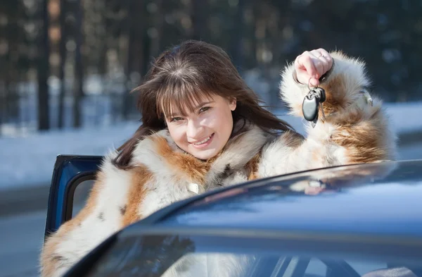 Щаслива жінка біля своєї машини — стокове фото