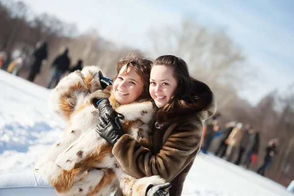 Girls plays in winter park — Stock Photo, Image