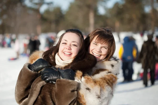 Y flickor spelar i Vinterparken — Stockfoto