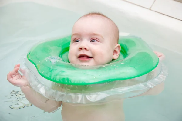 お風呂で泳いでる赤ちゃん — ストック写真