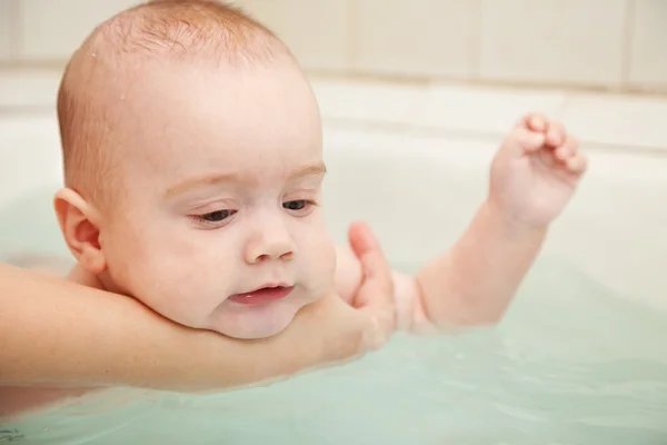 Baby neemt bad — Stockfoto