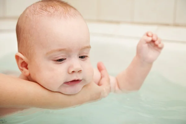 Bébé prend bain — Photo