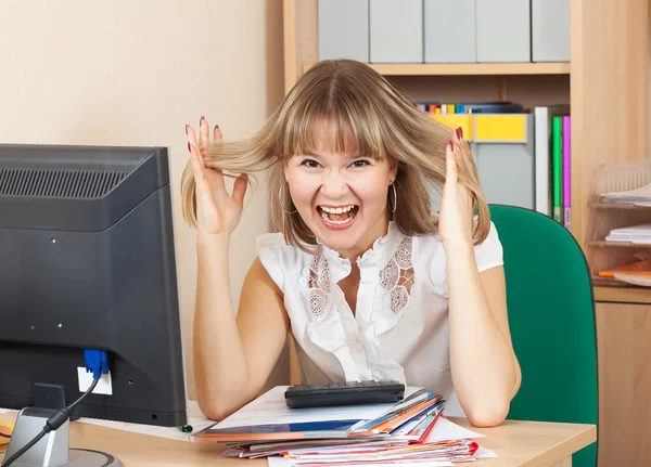 Crazy affärskvinna i office — Stockfoto