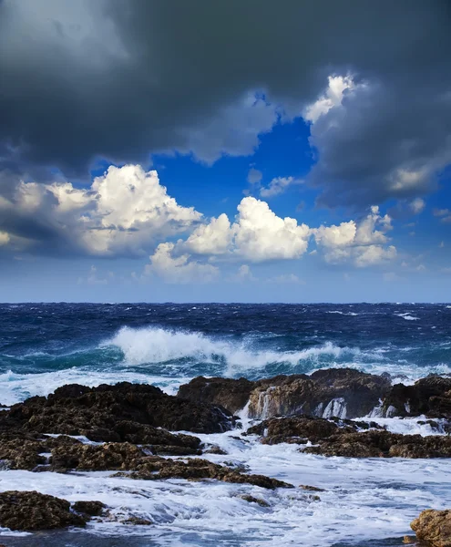 Meereswelle bricht gegen Felsen — Stockfoto