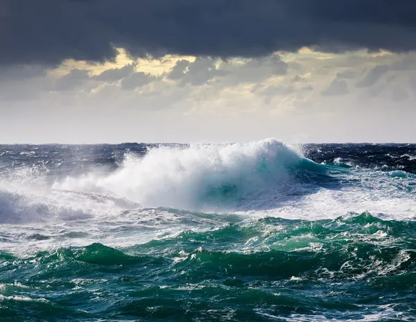 Θαλάσσιο κύμα/τσουνάμι κατά τη διάρκεια καταιγίδας — Φωτογραφία Αρχείου