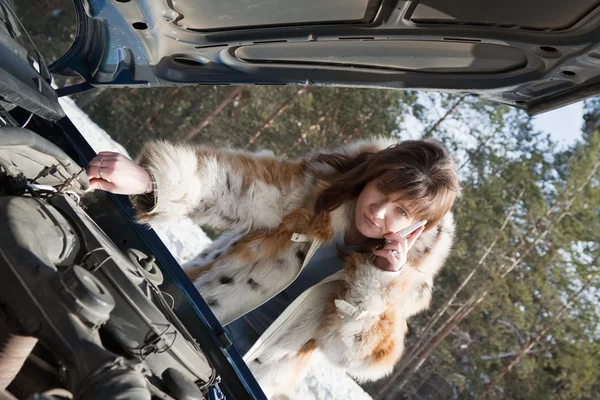Žena s jejím rozbití auta — Stock fotografie