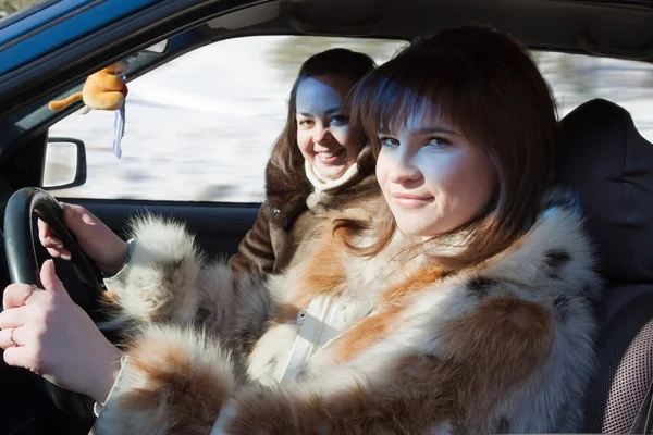 Women in fur coat is driving car — Stock Photo, Image
