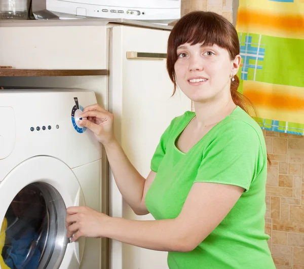 Çamaşır yıkayan genç kadın. — Stok fotoğraf
