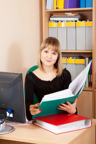 İş kadını ofiste belge okuyor — Stok fotoğraf