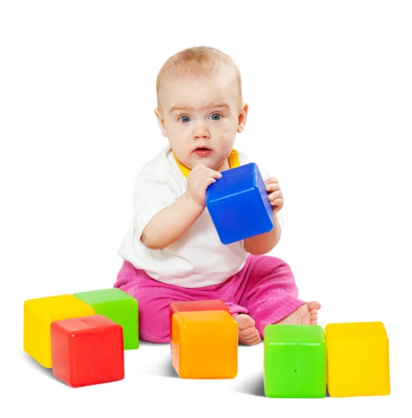 Bebê brinca com blocos de brinquedo sobre whit — Fotografia de Stock