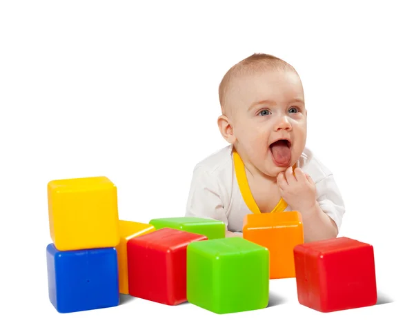 Feliz bebê brinca com blocos de brinquedo — Fotografia de Stock
