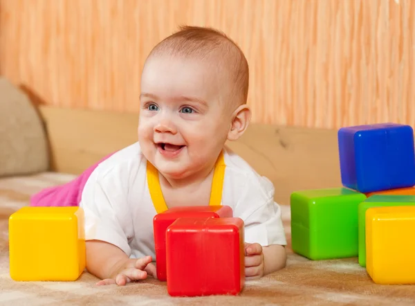 Barnet leker med leksak block — Stockfoto