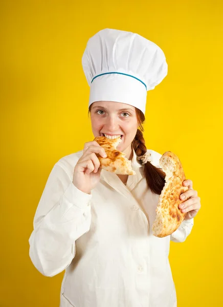 Piekarz jest jedzenie świeży chleb — Zdjęcie stockowe