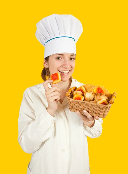 Cozinheiro feminino com doces — Fotografia de Stock