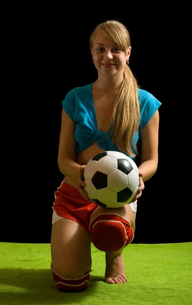 Сексуальна дівчина з футбольним м'ячем — стокове фото