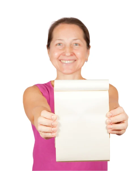 Ευτυχής ώριμη γυναίκα με το σημειωματάριο — Φωτογραφία Αρχείου