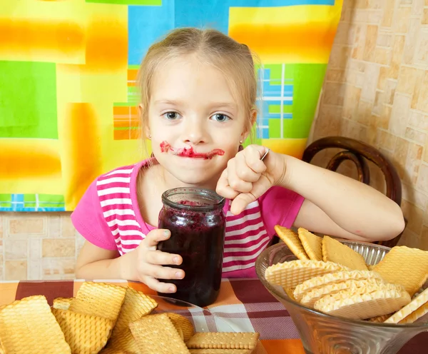 Meisje eten jam van pot — Stockfoto