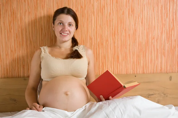 Donna incinta lettura libro — Foto Stock